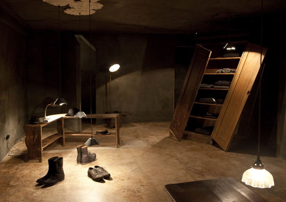 Интерьер комнаты в подвале