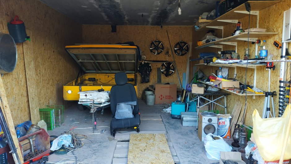 Освещение в гараже с полками