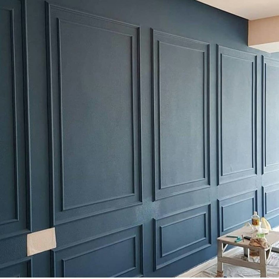 Комната с молдингами