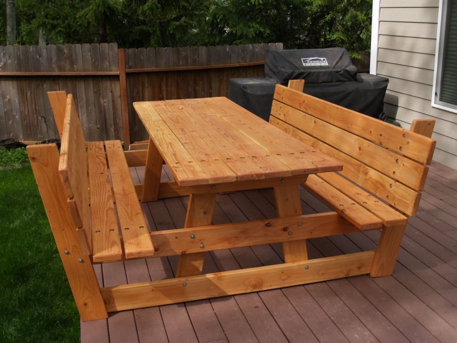 Деревянная скамейка со столиком