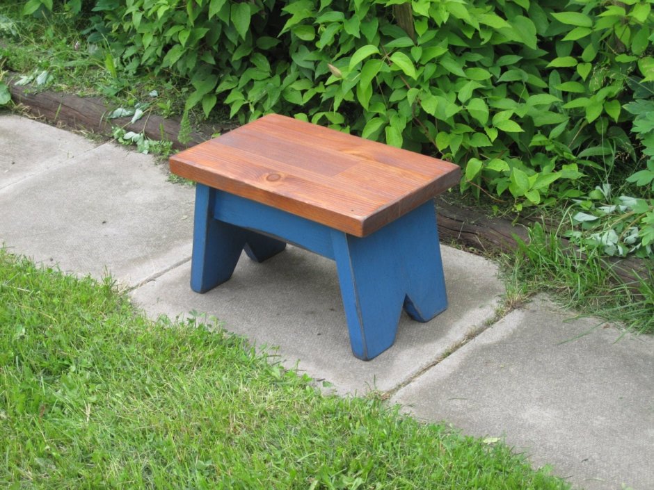 Скамейка маленькая деревянная