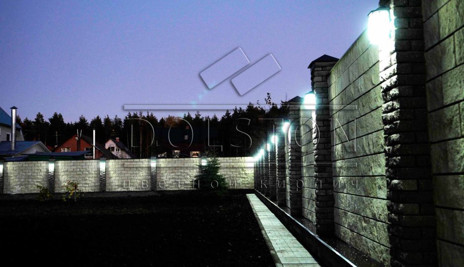 Подсветка на заборе из кирпича