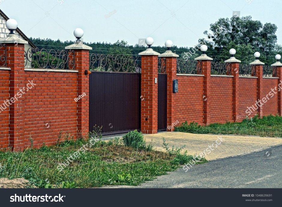 Фонари на кирпичном заборе