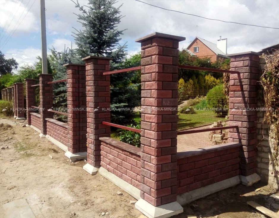 Забор с колоннами из кирпича