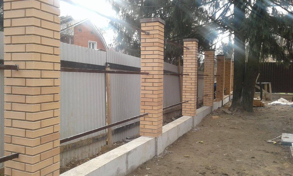 Забор из кирпича