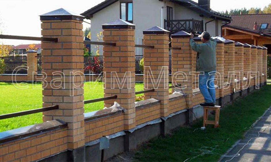 Забор с кирпичными столбами