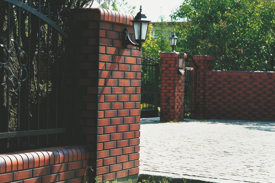 Красивые кирпичные заборы