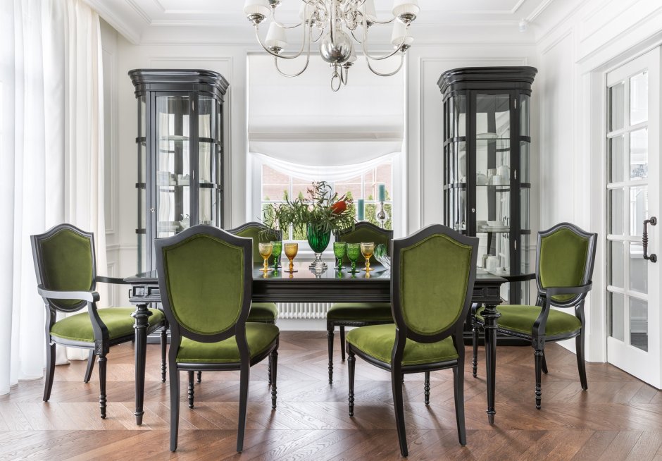 Зеленые стулья в интерьере дачи