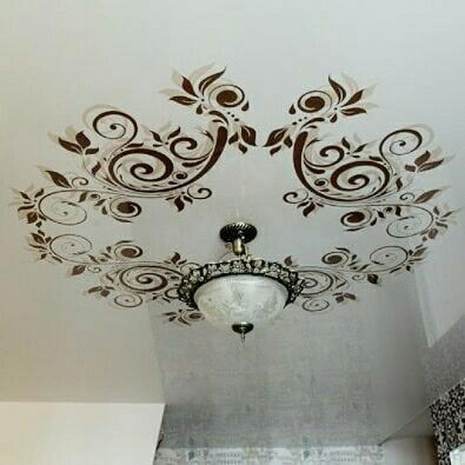 Орнамент на потолке