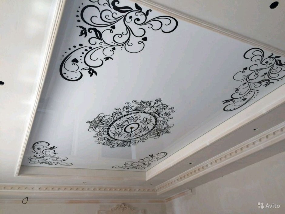 Натяжные потолки с орнаментом