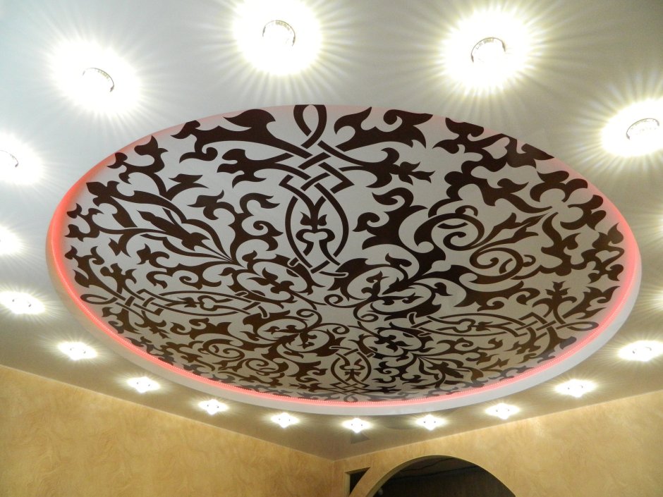 Натяжные потолки с орнаментом серебристый