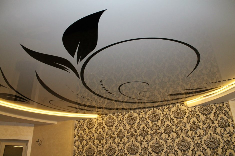Натяжные потолки с узором овал