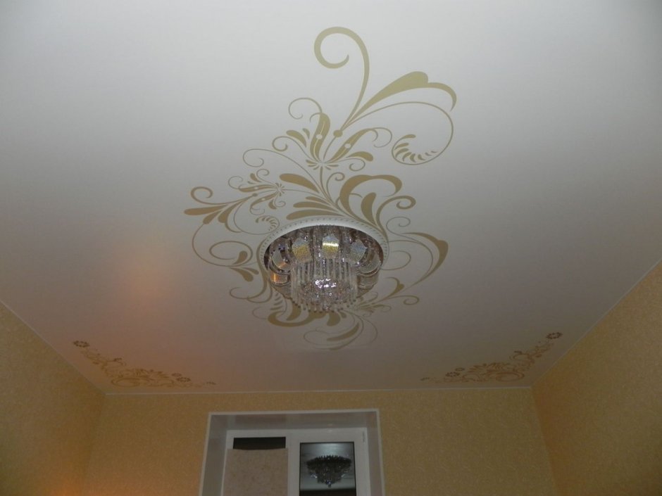 Орнамент на потолке