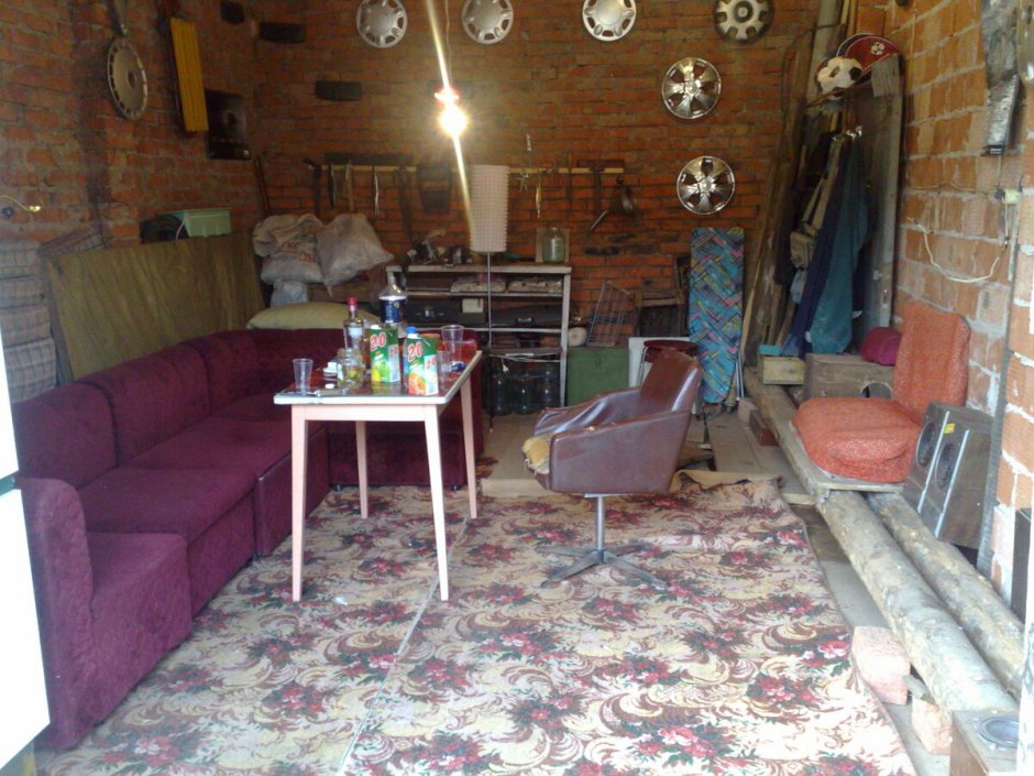 Комната отдыха в гараже