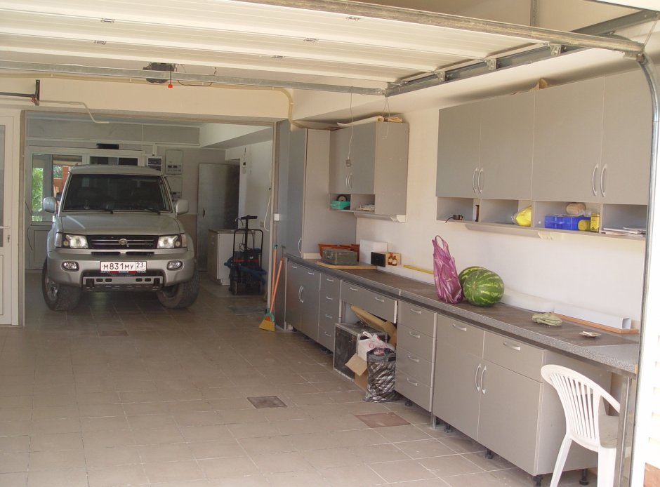 Гараж с ремонтной зоной