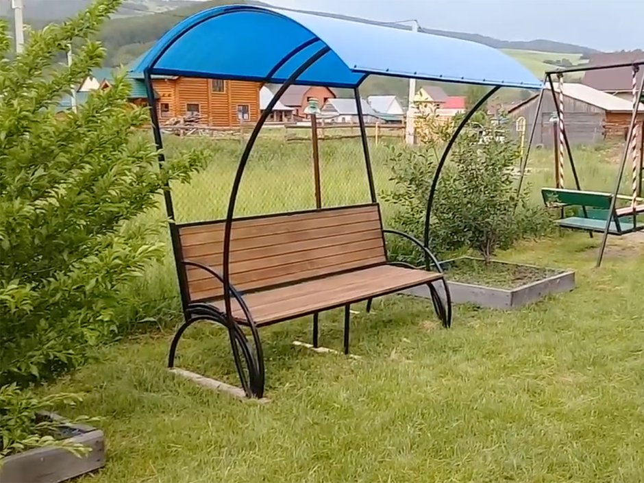 Скамейка с навесом
