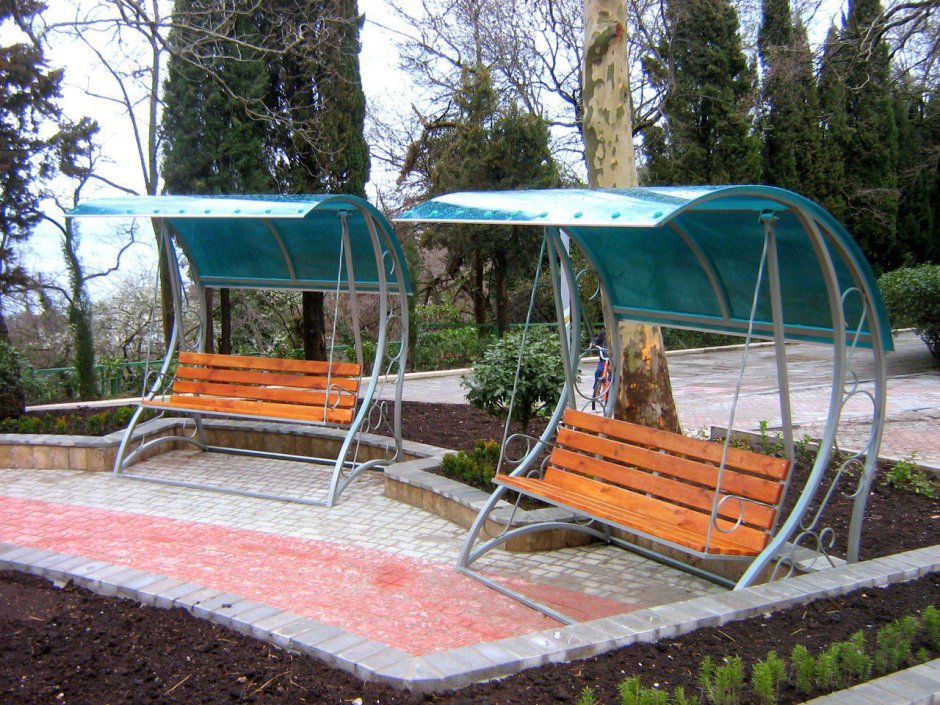 Качели с навесом из поликарбоната