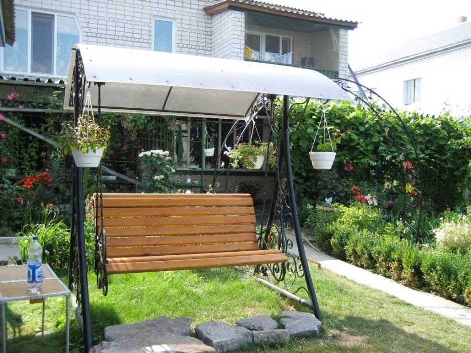 Садовые качели на участке