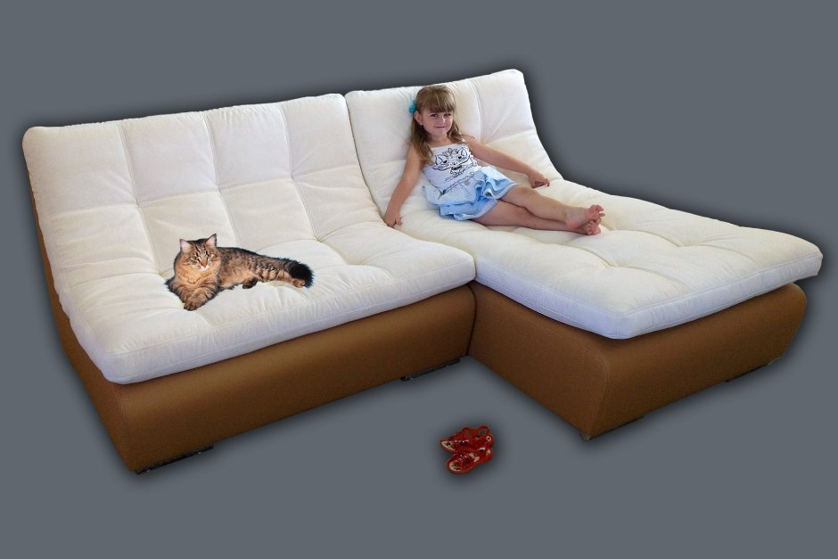 Столик за диваном