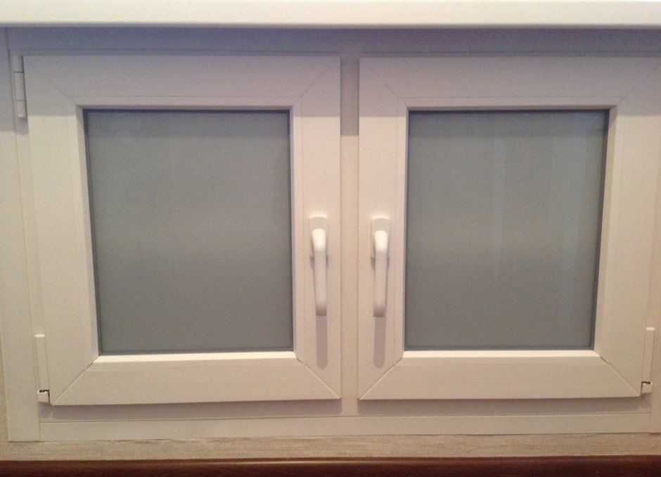 Пластиковые дверки под окном