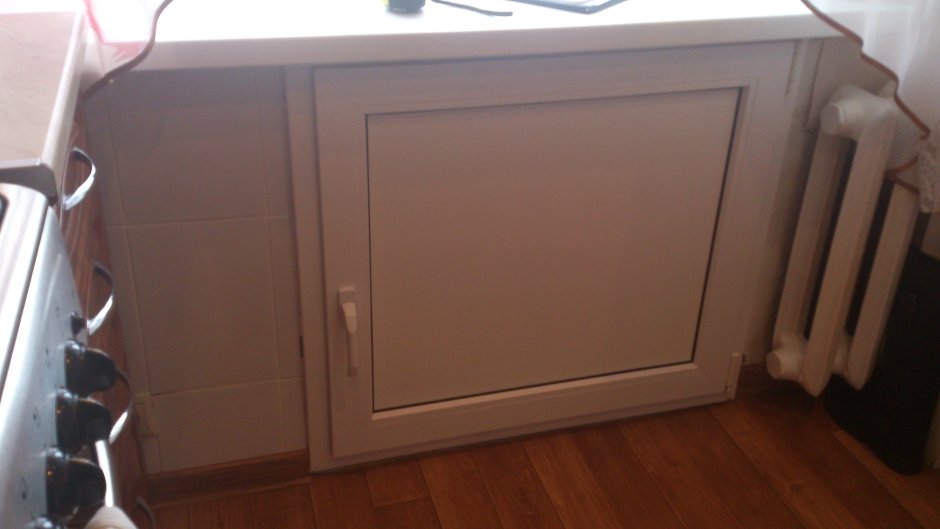 Выдвижные ящики под окном вместо зимнего холодильника