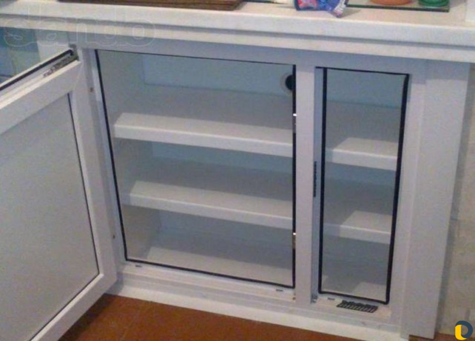 Пластиковый холодильник под подоконником