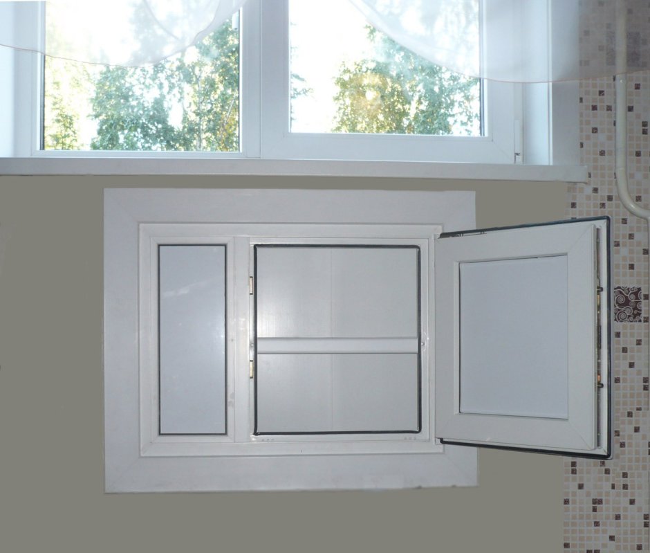 Холодильник под окном на кухне