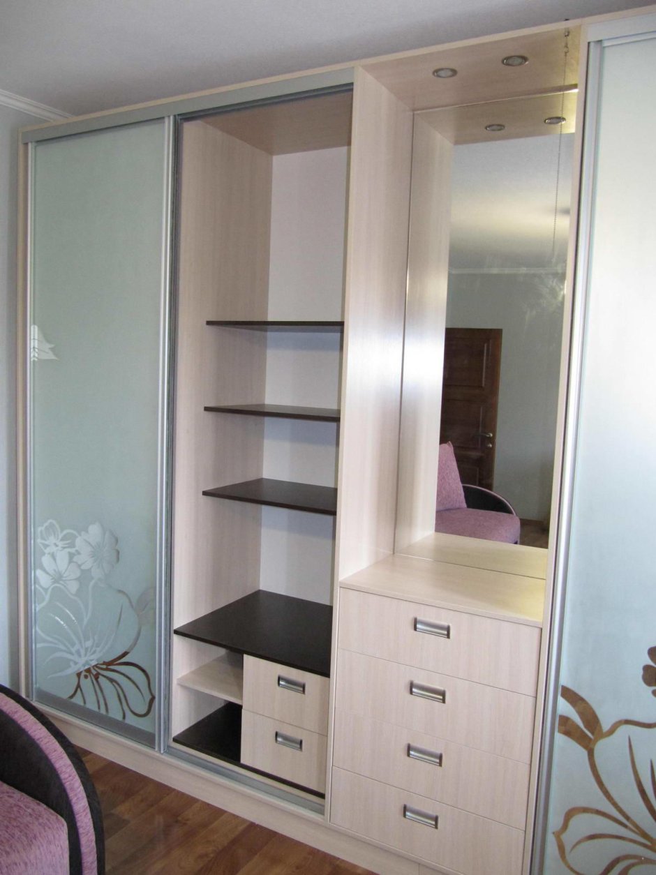 Прихожая с туалетным столиком и шкафами