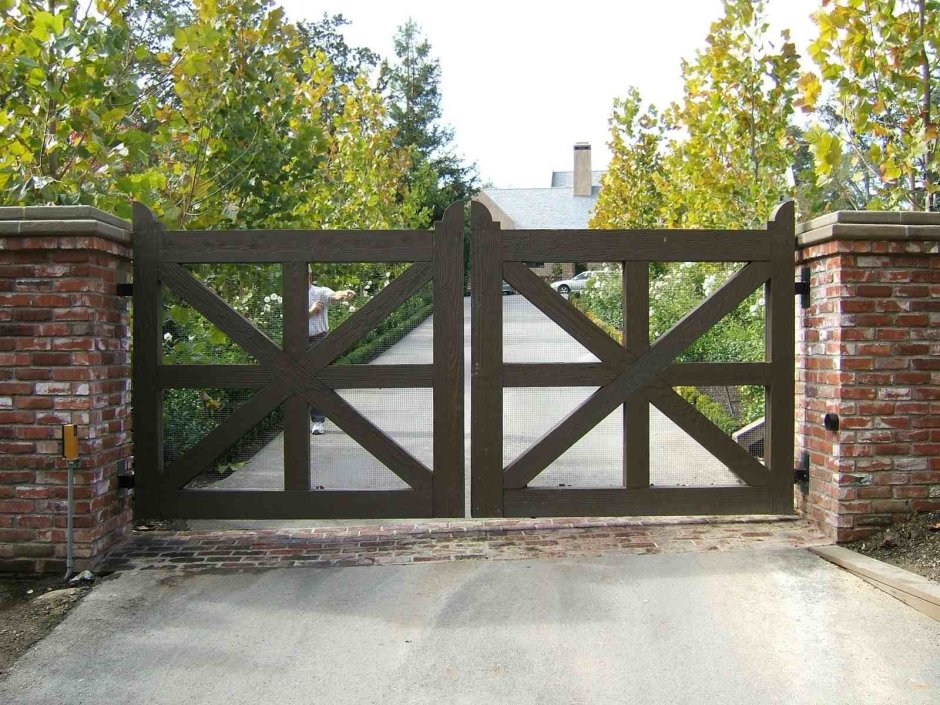 Деревянные ворота в современном стиле