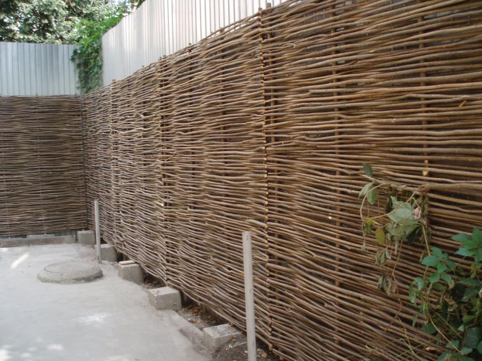 Заборы из лозы орешника