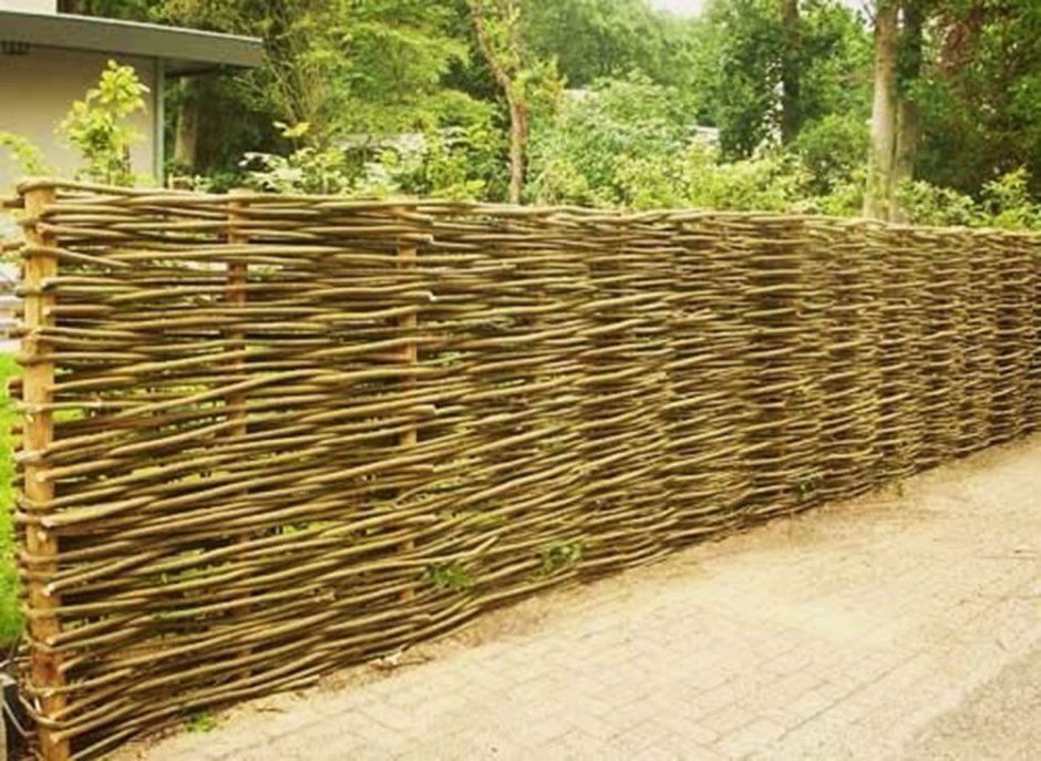 Плетеный забор угол