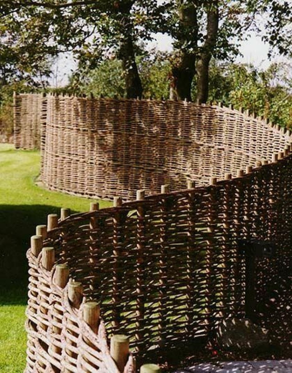Плетеная беседка из веток