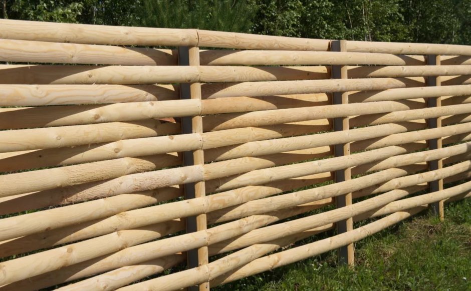 Плетеный деревянный забор
