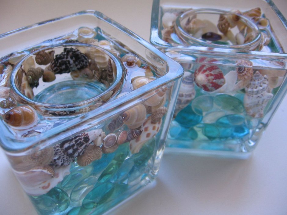 Стол из эпоксидной смолы с ракушками