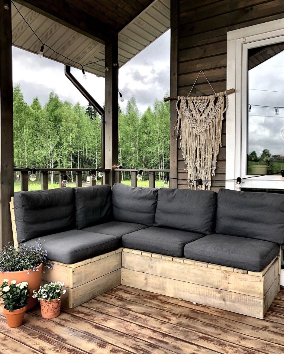 Скамья из деревянных реек