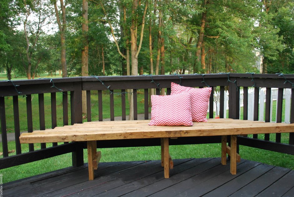 Угловая лавочка из бруса