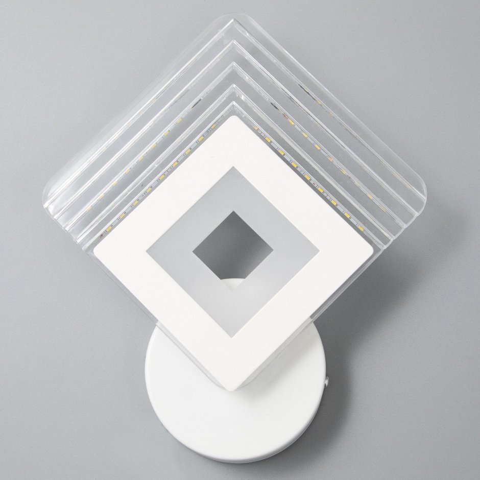 Квадраты на стене в интерьере