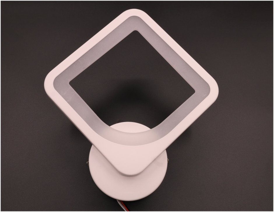 Настенный светильник из дерева