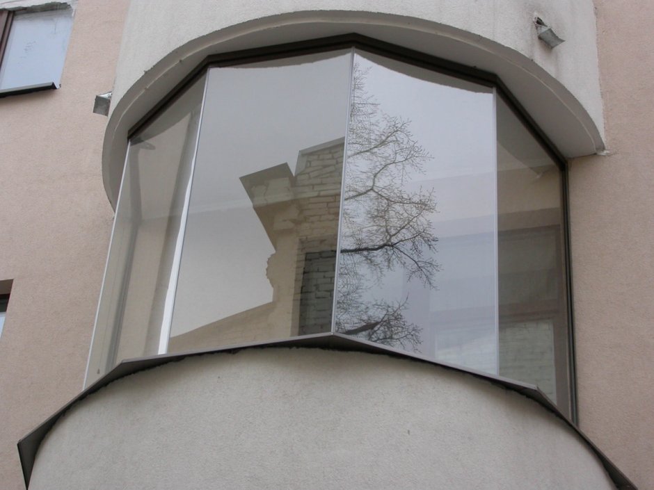 Застекленный полукруглый балкон
