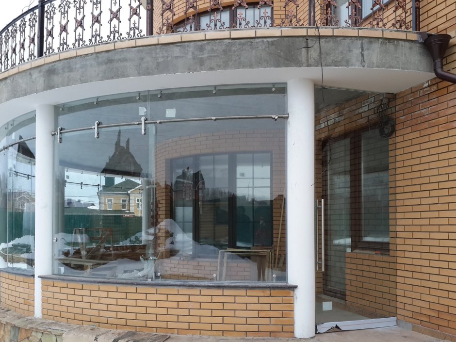 Безрамное остекление крыльца