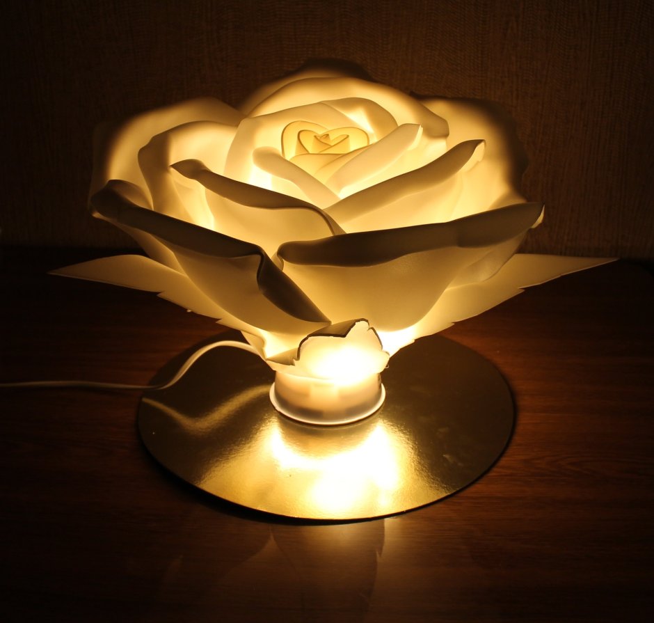Настольный светильник роза из изолона на плафоне
