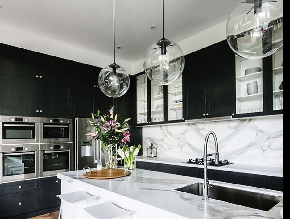 Черно белая кухня