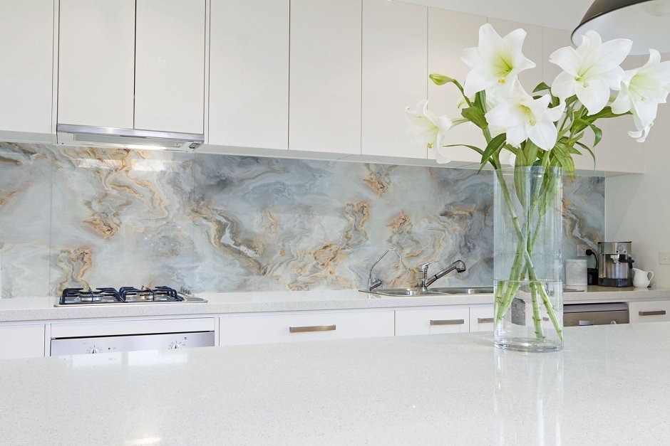 Кухня Неоклассика белая пол белый мрамор