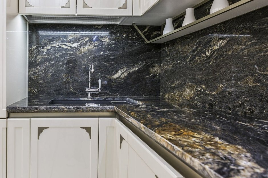 Серый мрамор в интерьере кухни