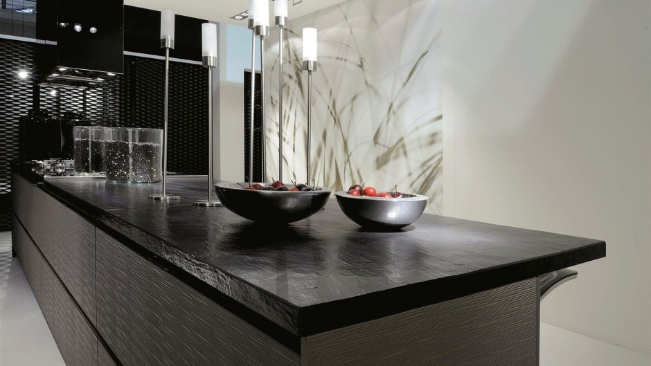 Черная кухня с черной столешницей