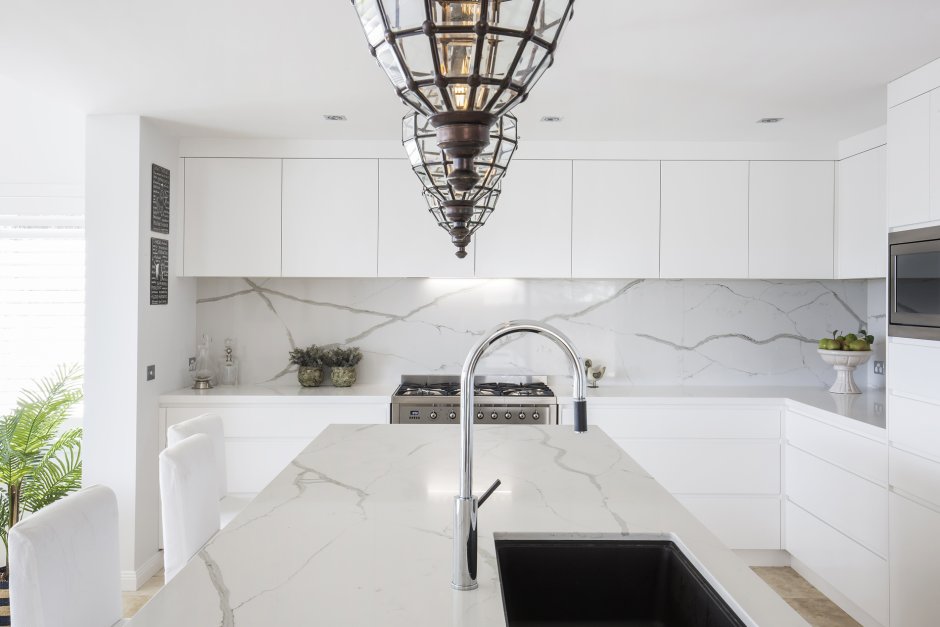Серая кухня с мраморным фартуком