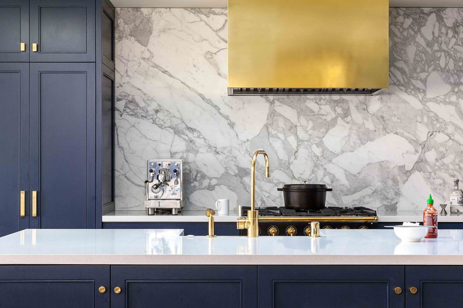 Темный фартук на кухне