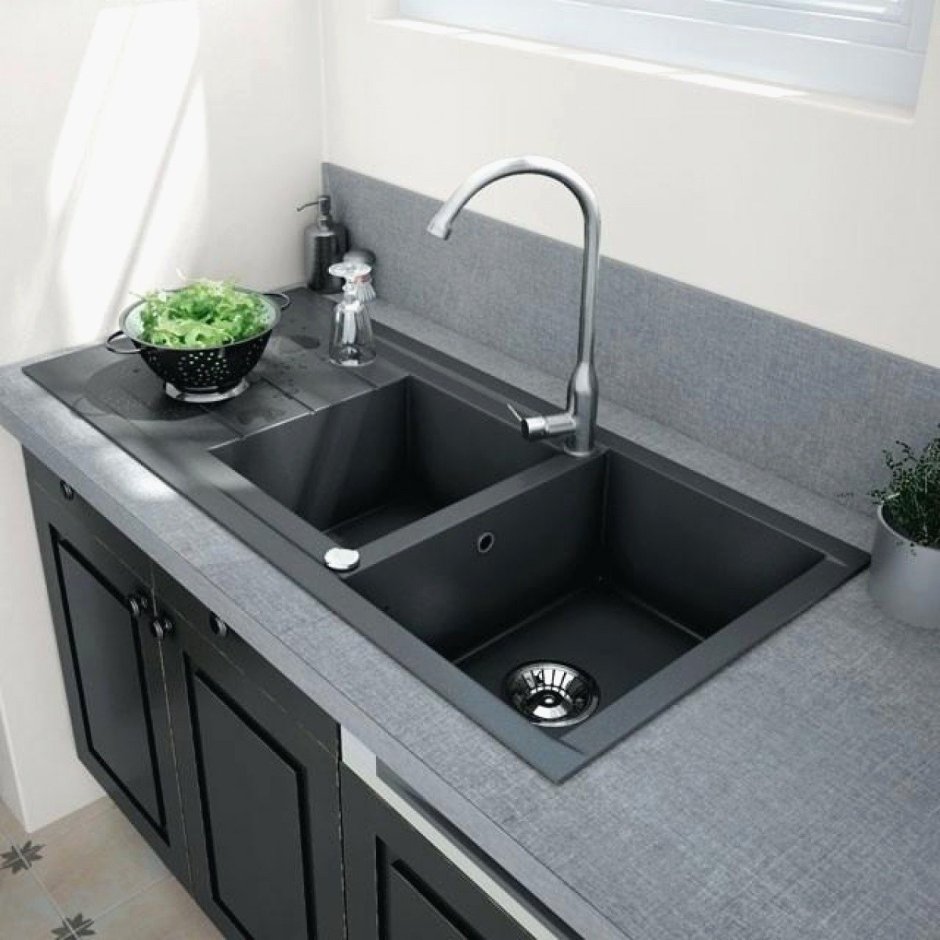 Серая кухня с черной мойкой
