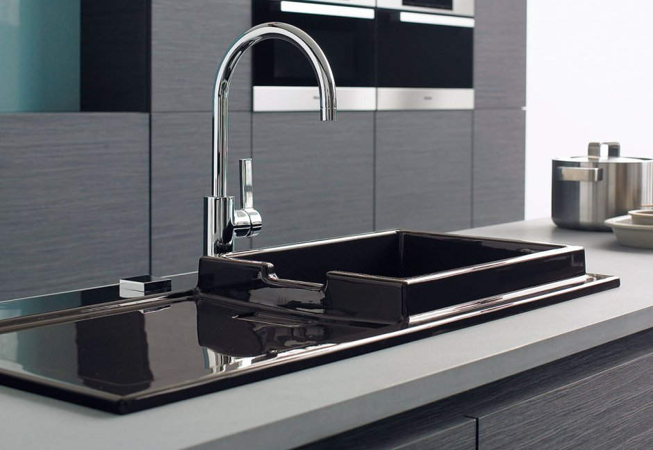 Мойка и смеситель современная для кухни