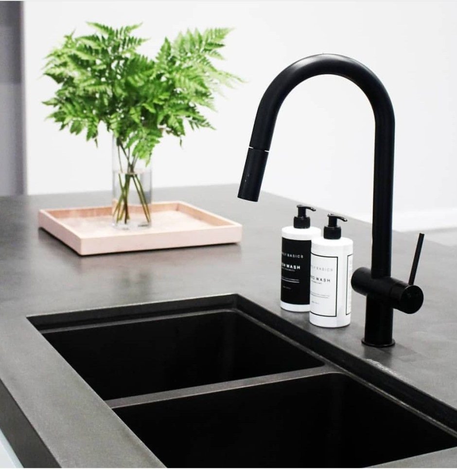 Черная столешница, белый кран Franke